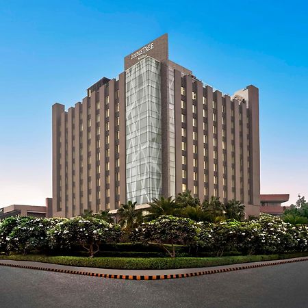 Doubletree By Hilton Gurugram Baani Square Hotel Gurgaon Exterior foto
