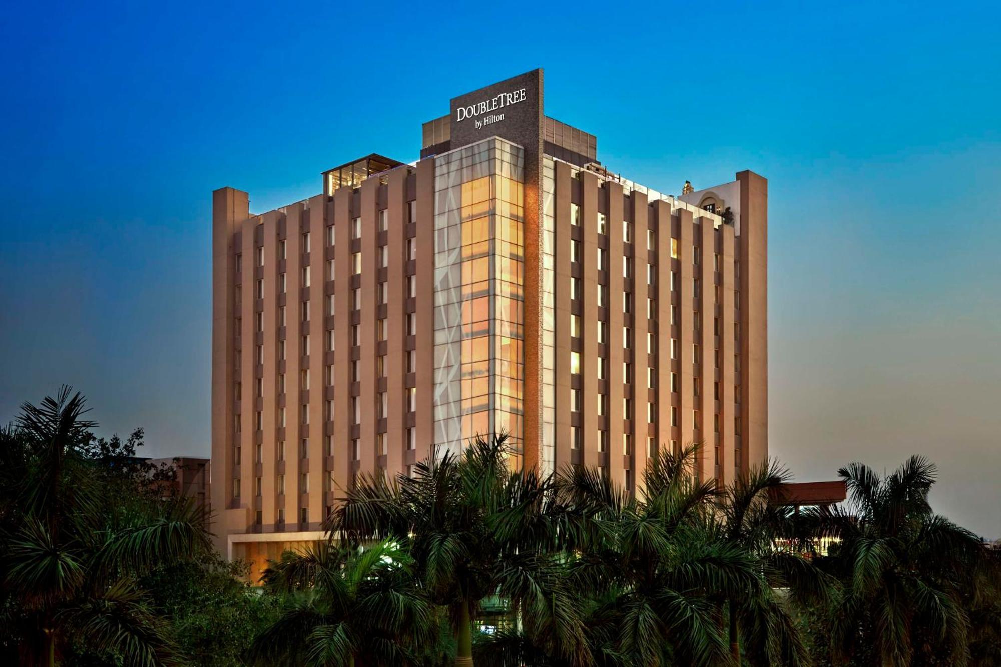 Doubletree By Hilton Gurugram Baani Square Hotel Gurgaon Exterior foto