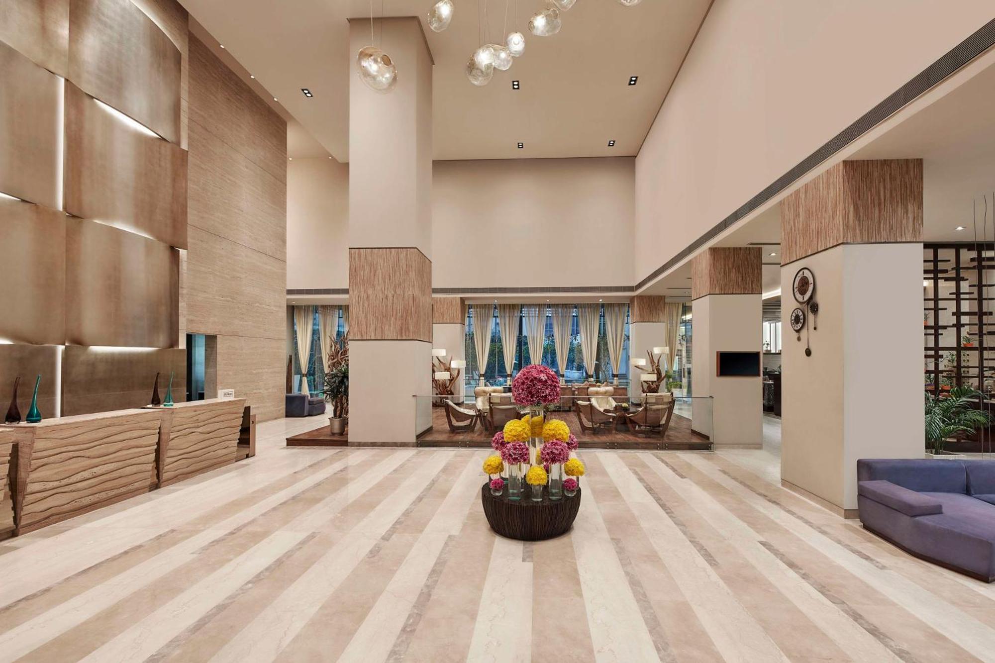 Hotel Doubletree By Hilton Gurugram Baani Square Gurgaon Exterior foto
