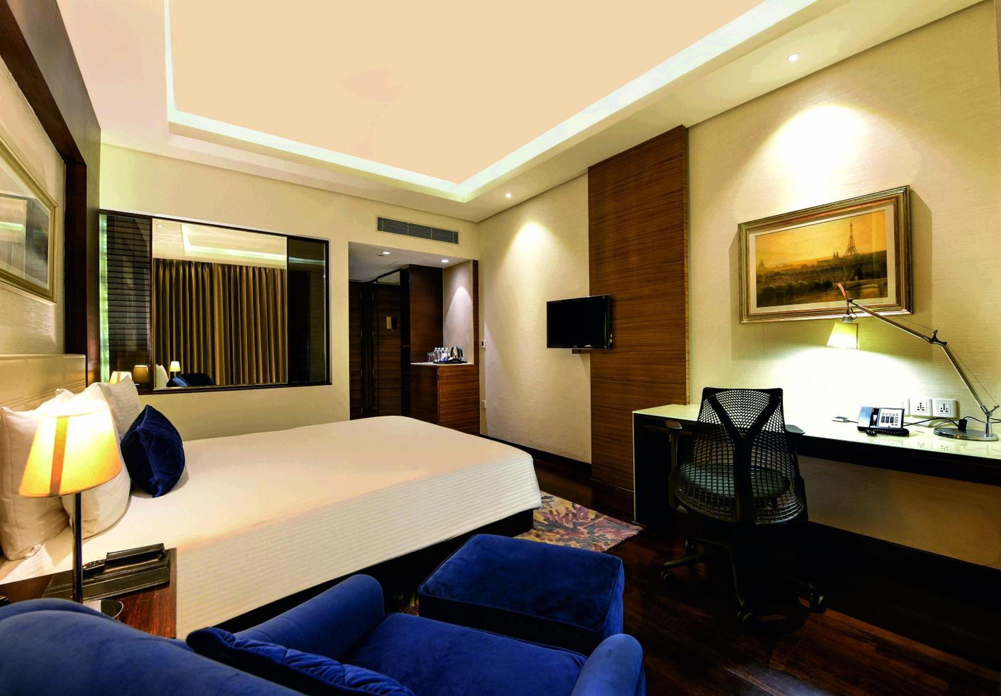 Hotel Doubletree By Hilton Gurugram Baani Square Gurgaon Exterior foto