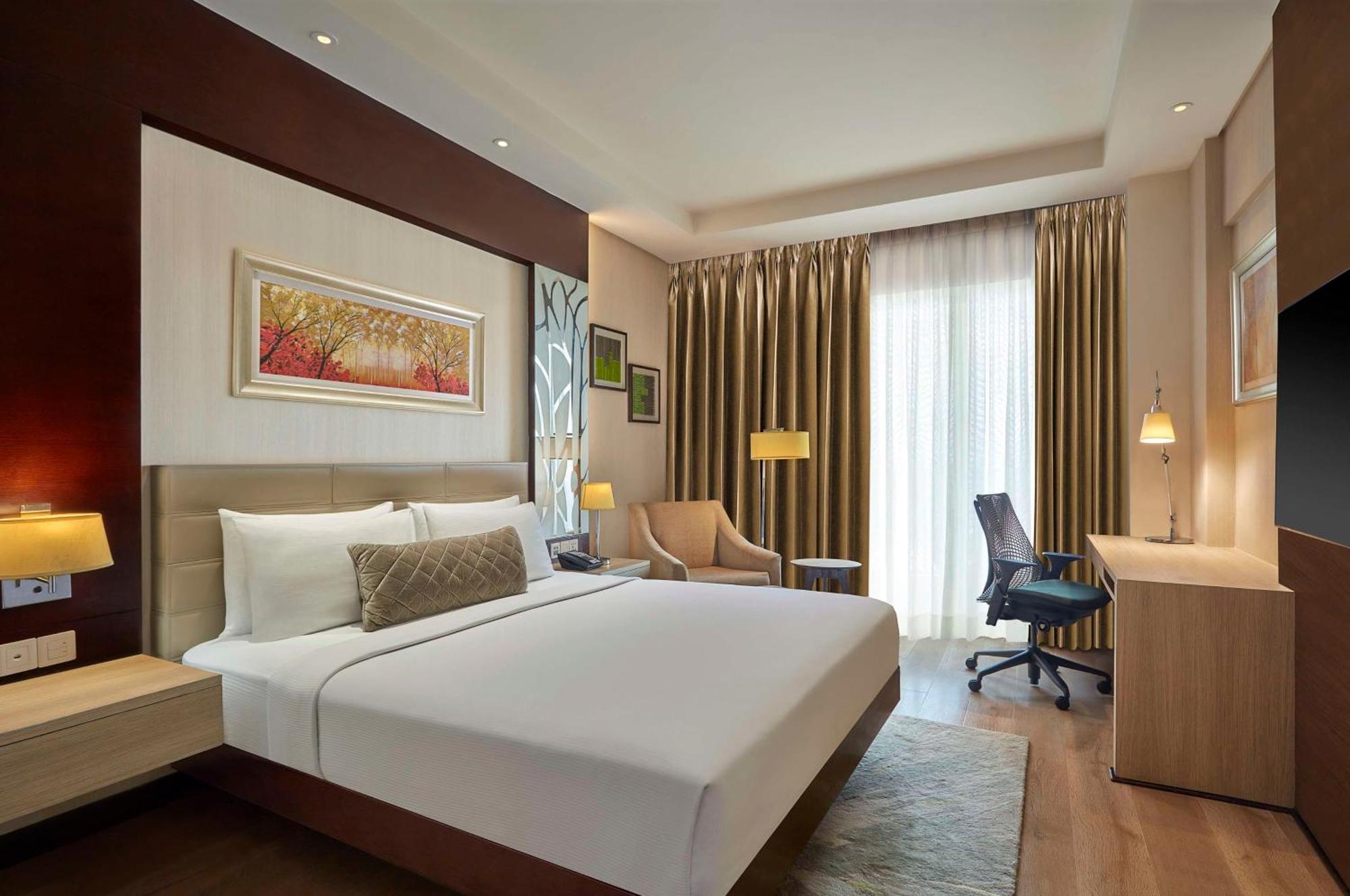Hotel Doubletree By Hilton Gurugram Baani Square Gurgaon Exterior foto
