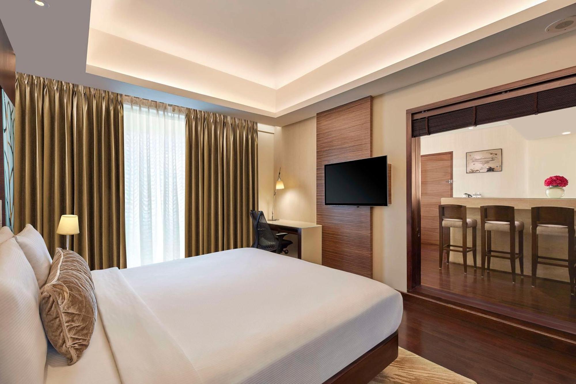 Hotel Doubletree By Hilton Gurugram Baani Square Gurgaon Exterior foto