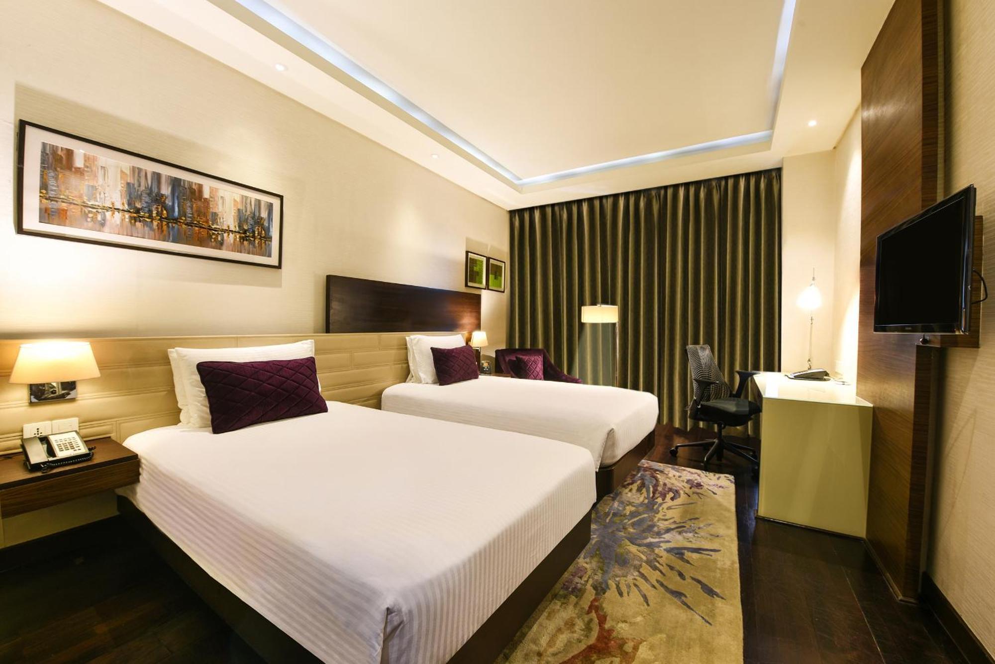 Hotel Doubletree By Hilton Gurugram Baani Square Gurgaon Exterior foto