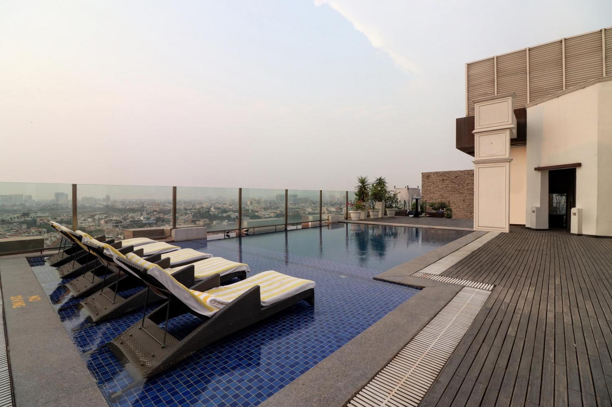 Hotel Doubletree By Hilton Gurugram Baani Square Gurgaon Exterior foto
