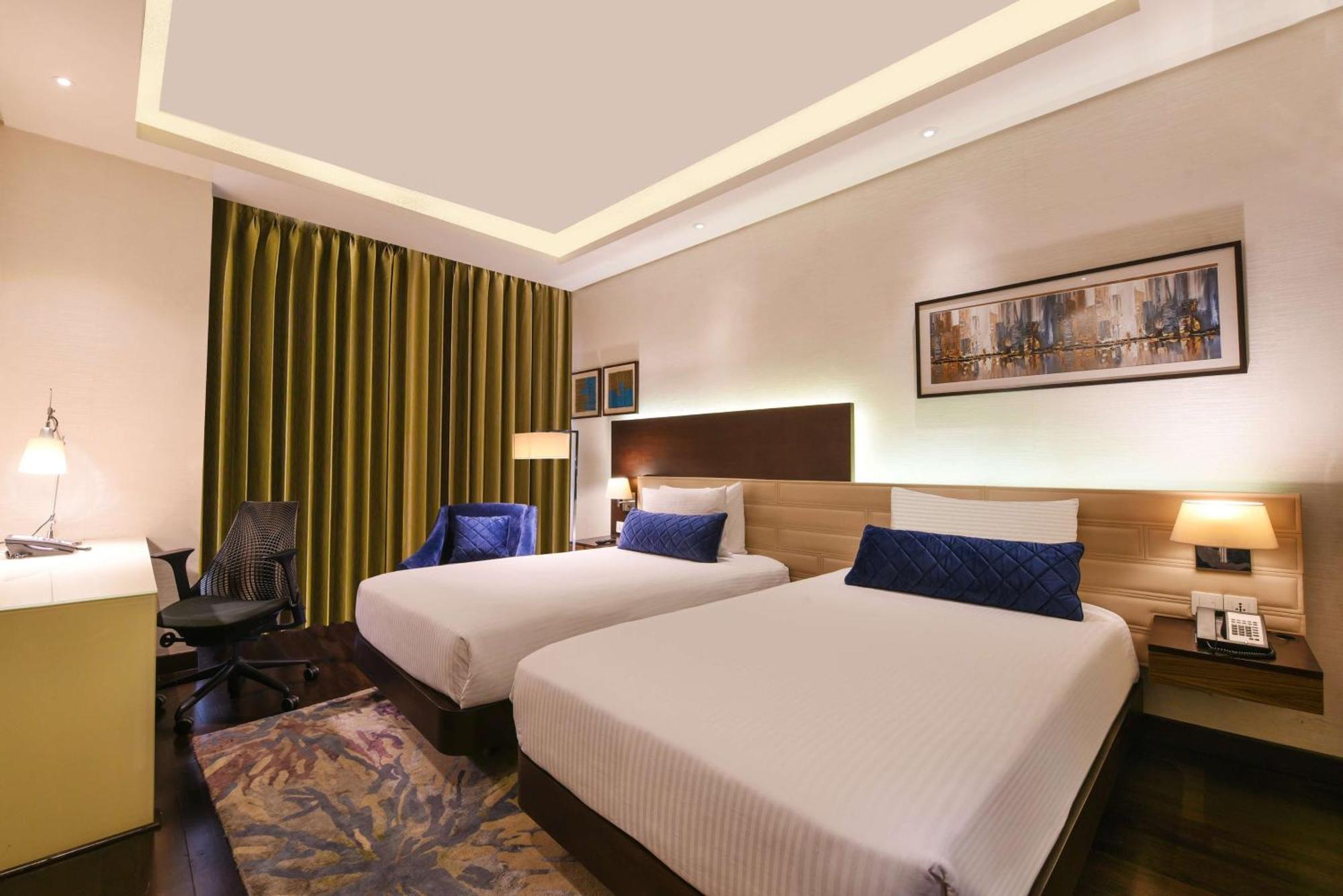 Hotel Doubletree By Hilton Gurugram Baani Square Gurgaon Exterior foto