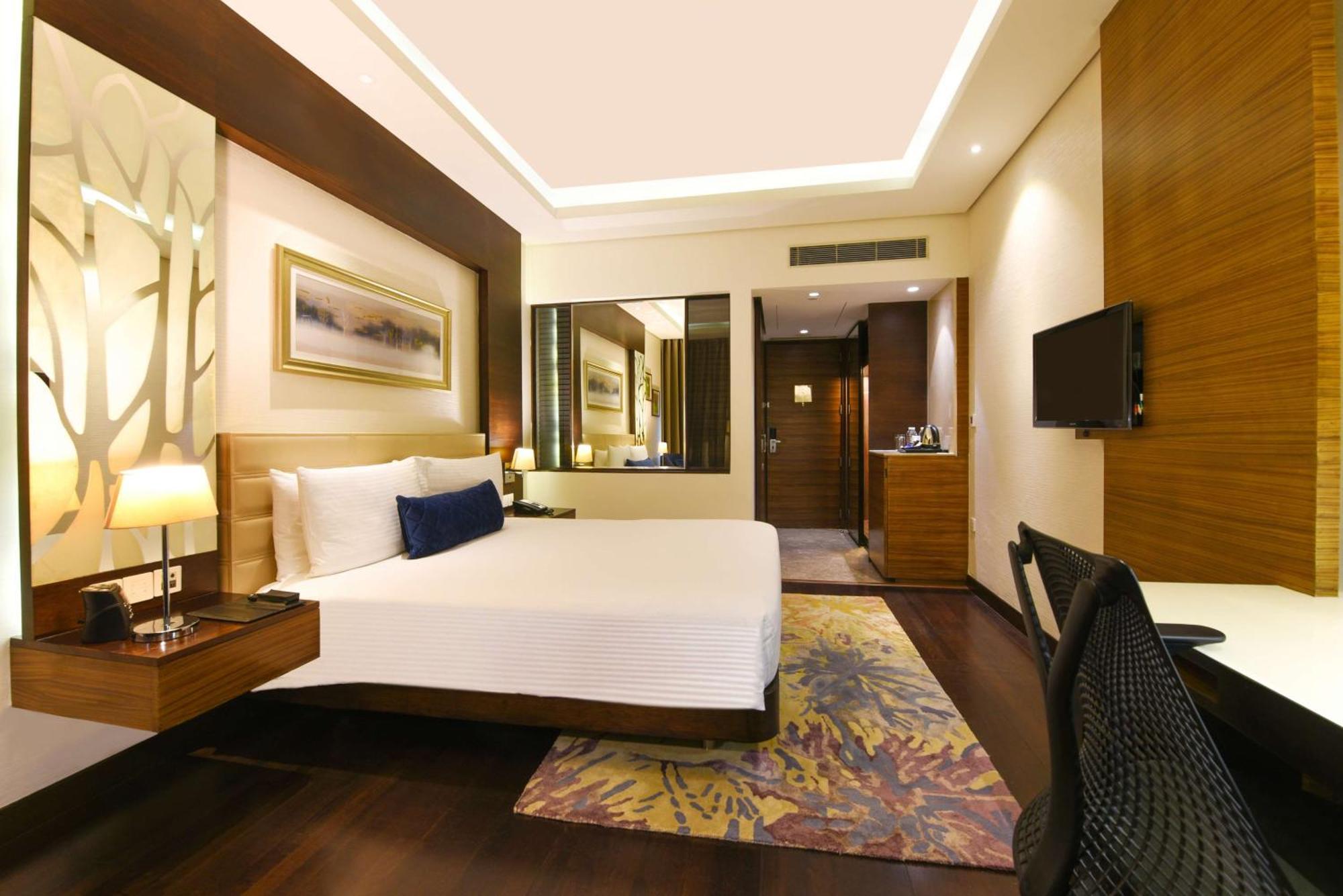 Hotel Doubletree By Hilton Gurugram Baani Square Gurgaon Exterior foto