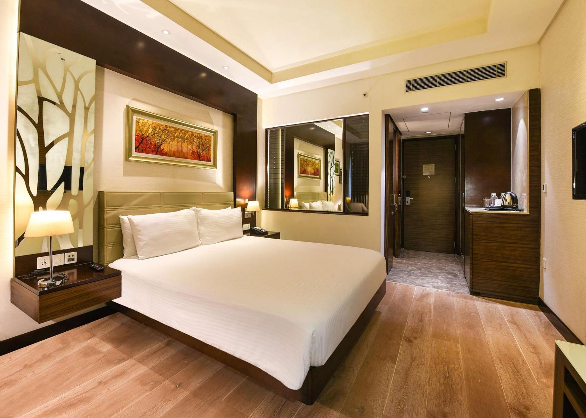 Hotel Doubletree By Hilton Gurugram Baani Square Gurgaon Exterior foto