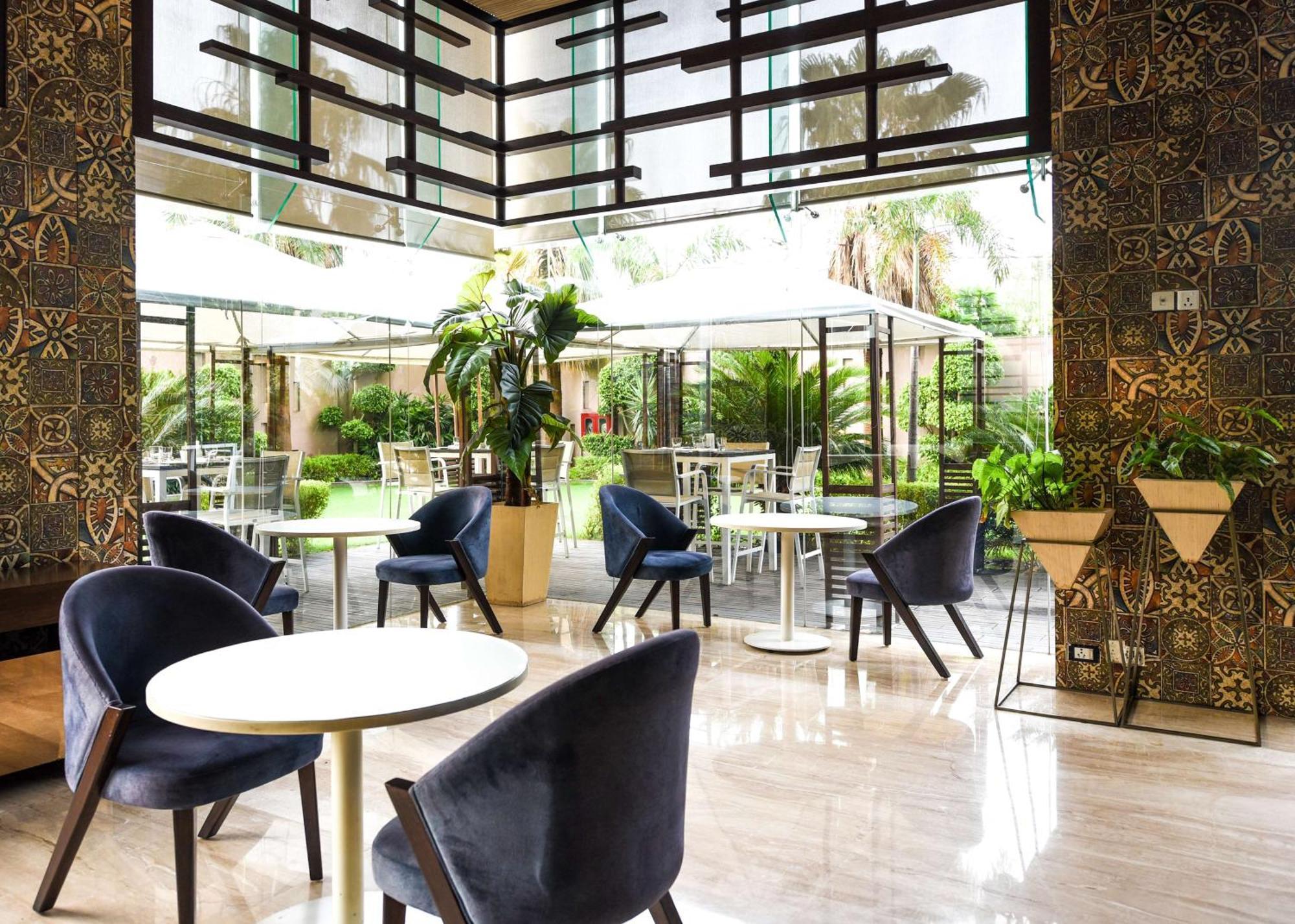 Hotel Doubletree By Hilton Gurugram Baani Square Gurgaon Exterior foto